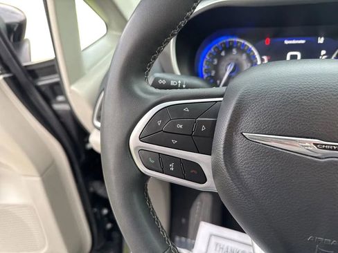 Used 2023 Chrysler Pacifica Touring-L image 17