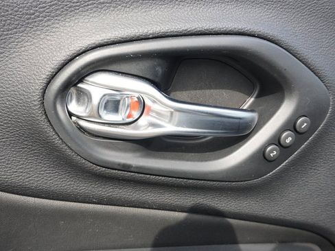 Used 2019 Jeep Cherokee Limited image 32