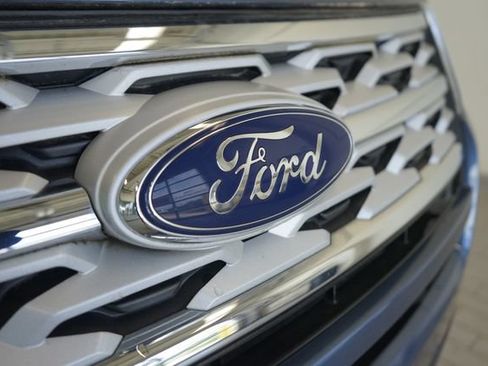 Used 2018 Ford Explorer XLT w/ Equipment Group 202A AWD/4WD image 18