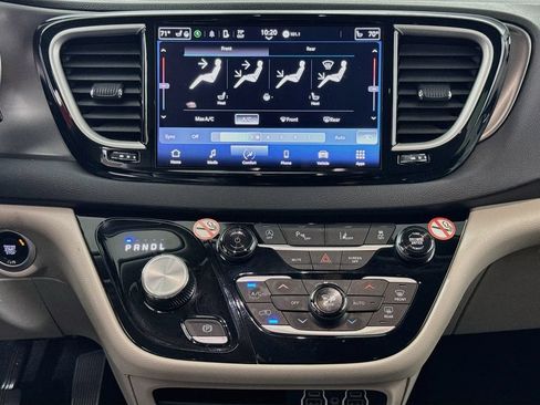 Used 2024 Chrysler Pacifica Touring-L FWD image 15