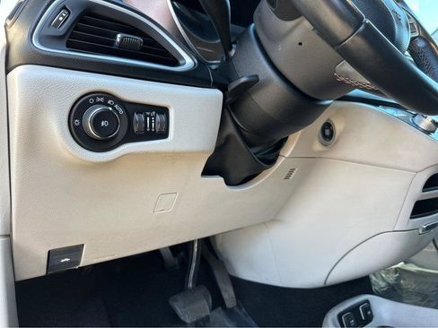 Used 2017 Chrysler Pacifica Touring-L image 33