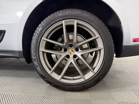 Certified 2025 Porsche Macan AWD/4WD image 12