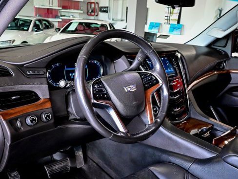 Used 2017 Cadillac Escalade Luxury AWD/4WD image 13