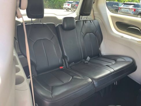 Used 2024 Chrysler Pacifica Limited FWD image 29