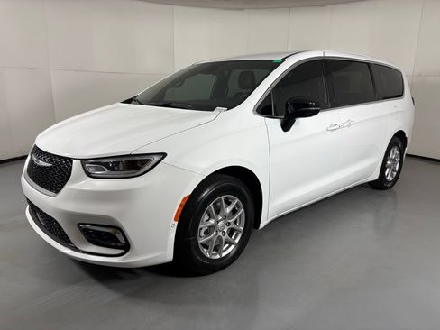 New 2026 Chrysler Pacifica Select FWD image 4