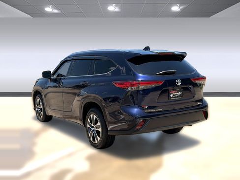 Used 2021 Toyota Highlander XLE FWD image 3