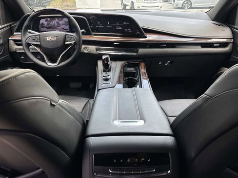 Used 2024 Cadillac Escalade ESV Premium Luxury AWD/4WD image 17