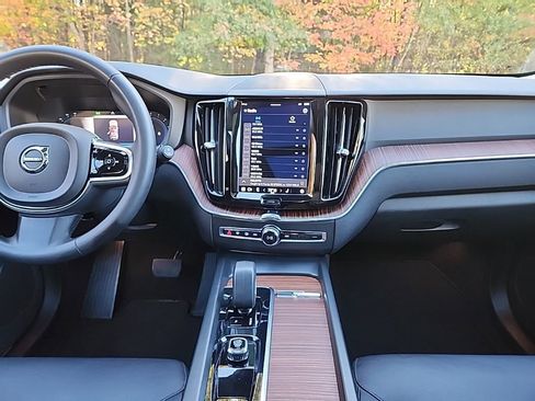 Certified 2023 Volvo XC60 B5 Plus w/ Climate Package AWD/4WD image 34