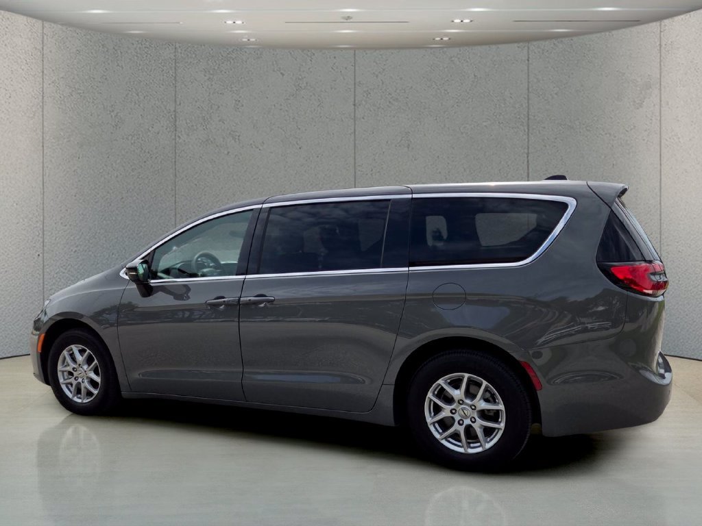 Used 2025 Chrysler Pacifica Select FWD image 9
