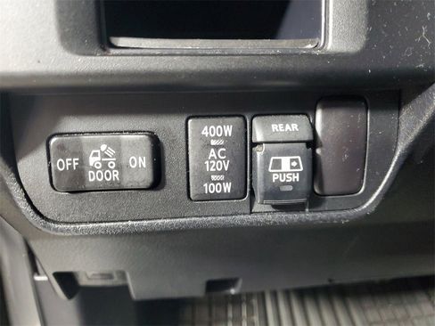 Used 2017 Toyota Tacoma TRD Sport image 12