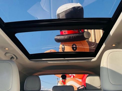 Used 2021 Jeep Cherokee Latitude Plus w/ Sun & Sound Group image 7