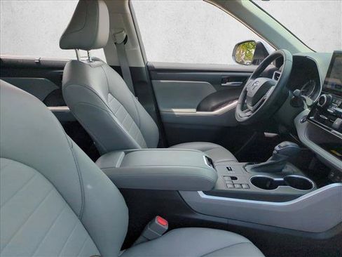 Used 2023 Toyota Highlander XLE FWD image 22