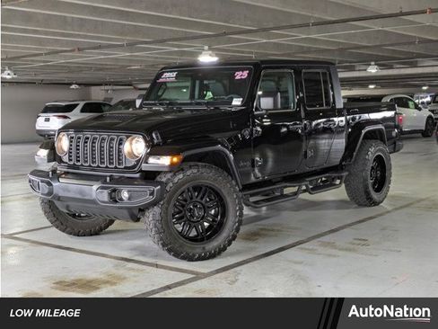 Used 2025 Jeep Gladiator Sport image 1