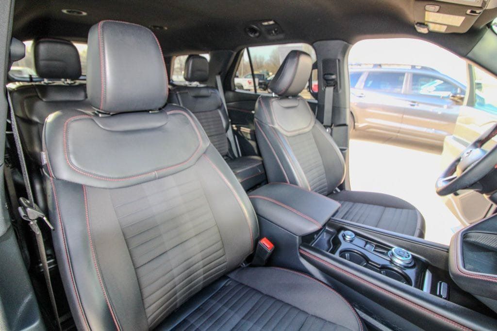 Used 2025 Ford Explorer ST-Line w/ ST-Line Street Pack AWD/4WD image 19