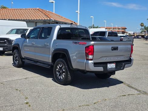 Used 2017 Toyota Tacoma TRD Off-Road AWD/4WD image 6
