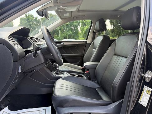 Used 2023 Volkswagen Tiguan SE w/ Panoramic Sunroof Package FWD image 12
