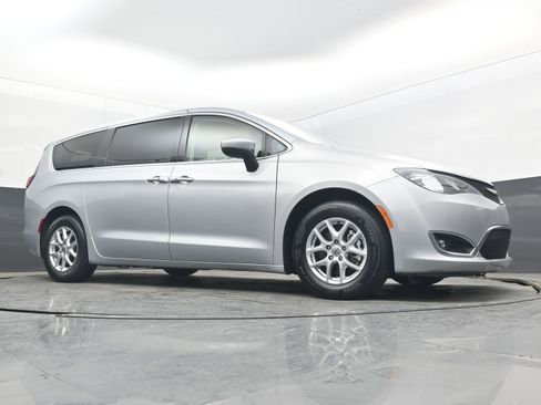 Used 2022 Chrysler Voyager LX image 25