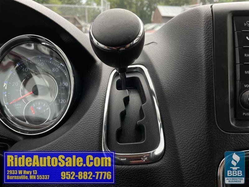 Used 2013 Chrysler Town & Country Touring-L w/ Driver Convenience Group FWD image 19