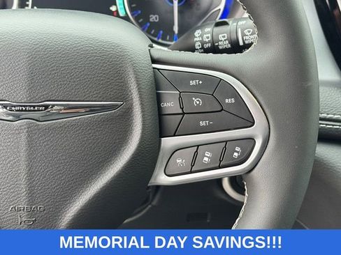 Used 2026 Chrysler Pacifica Limited FWD image 27