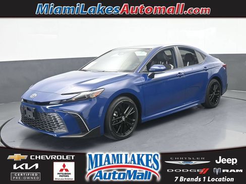 Used 2025 Toyota Camry SE FWD image 1