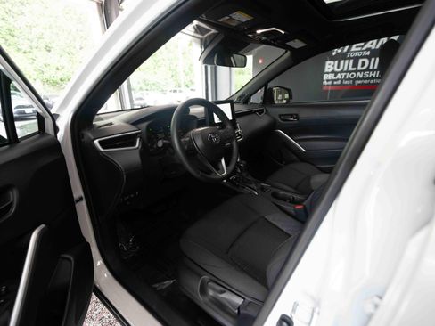 Used 2025 Toyota Corolla Cross AWD Hybrid w/ Moonroof Package image 8
