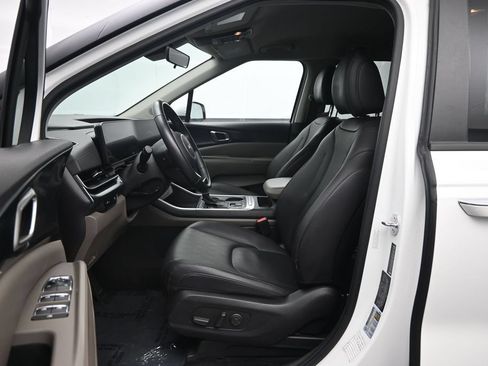 Used 2025 Kia Carnival FWD image 22