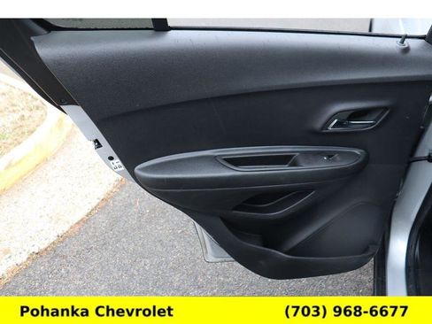 Used 2022 Chevrolet Trax LT w/ LT Convenience Package image 24