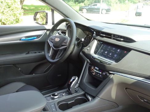 New 2025 Cadillac XT5 Luxury image 7