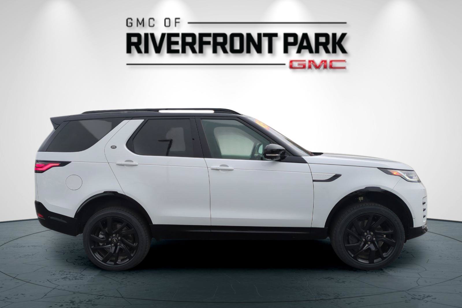 Used 2023 Land Rover Discovery HSE R-Dynamic AWD/4WD image 2