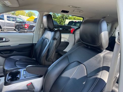Used 2024 Chrysler Pacifica Limited FWD image 27