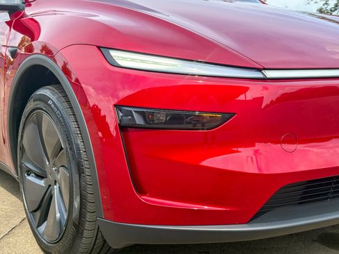 Used 2026 Tesla Model Y Long Range AWD/4WD image 3