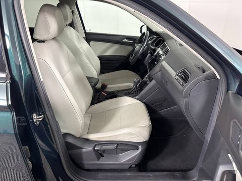 Used 2019 Volkswagen Tiguan SE w/ Panoramic Sunroof Package FWD image 6