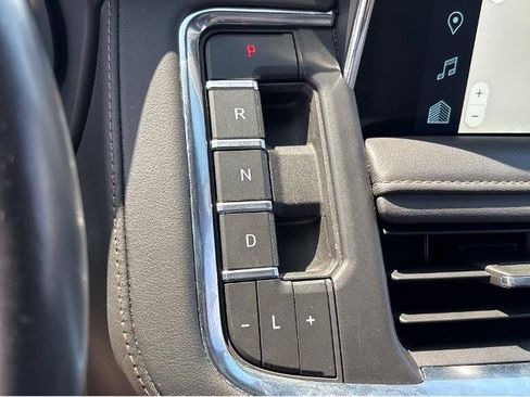 Used 2023 Chevrolet Suburban High Country w/ Advanced Technology Package AWD/4WD image 24