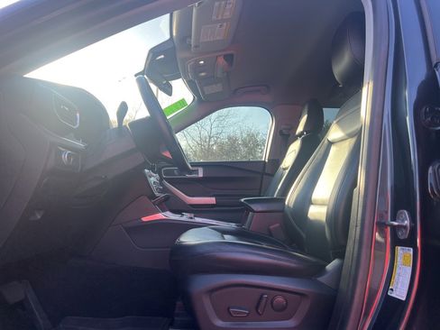 Used 2022 Ford Explorer XLT w/ Equipment Group 202A image 7