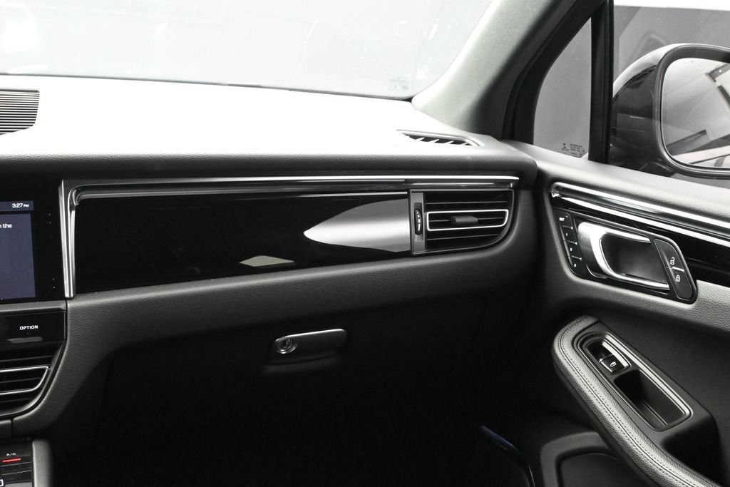 Certified 2023 Porsche Macan AWD/4WD image 21