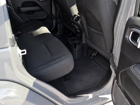 Used 2022 Jeep Wrangler Unlimited Sahara image 34