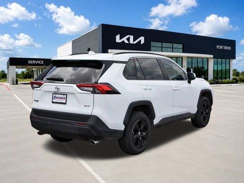 Used 2022 Toyota RAV4 XLE w/ Convenience Package FWD image 5