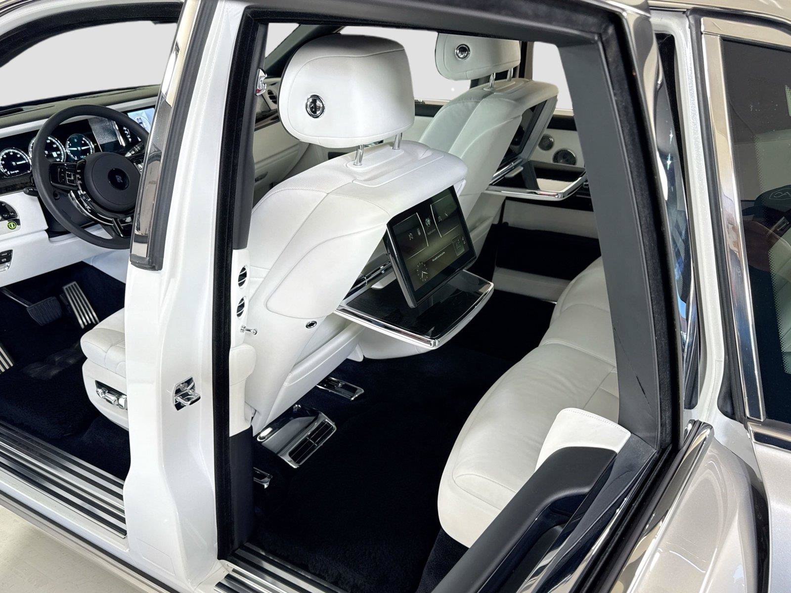 Used 2023 Rolls-Royce Phantom Sedan RWD image 26