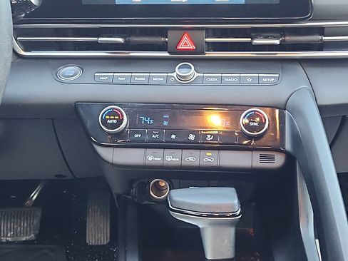 Used 2024 Hyundai Elantra SEL image 18