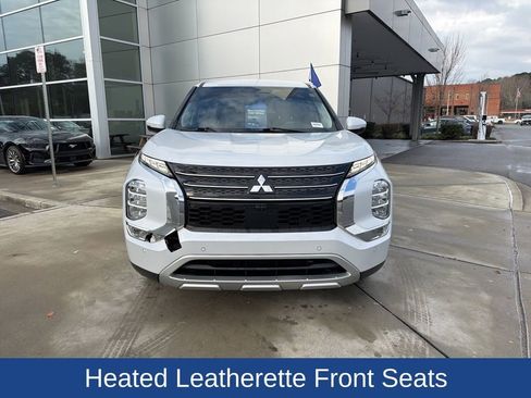 Used 2022 Mitsubishi Outlander SE image 2