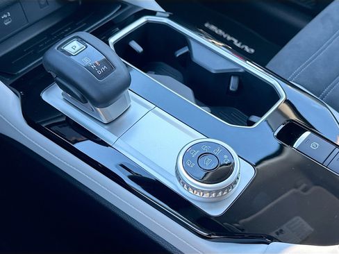 New 2025 Mitsubishi Outlander SE image 12