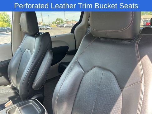 Used 2019 Chrysler Pacifica Touring-L image 10