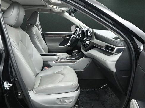 Used 2022 Toyota Highlander Limited image 23