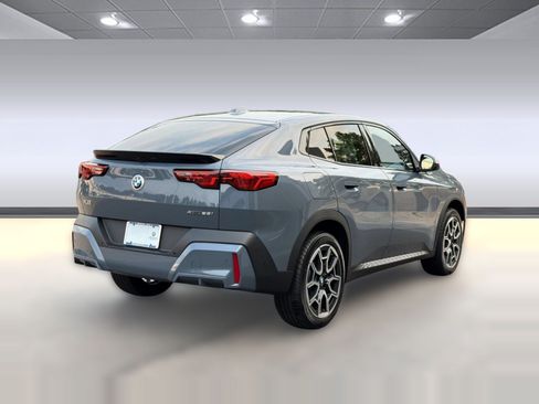 Used 2026 BMW X2 xDrive28i AWD/4WD image 9