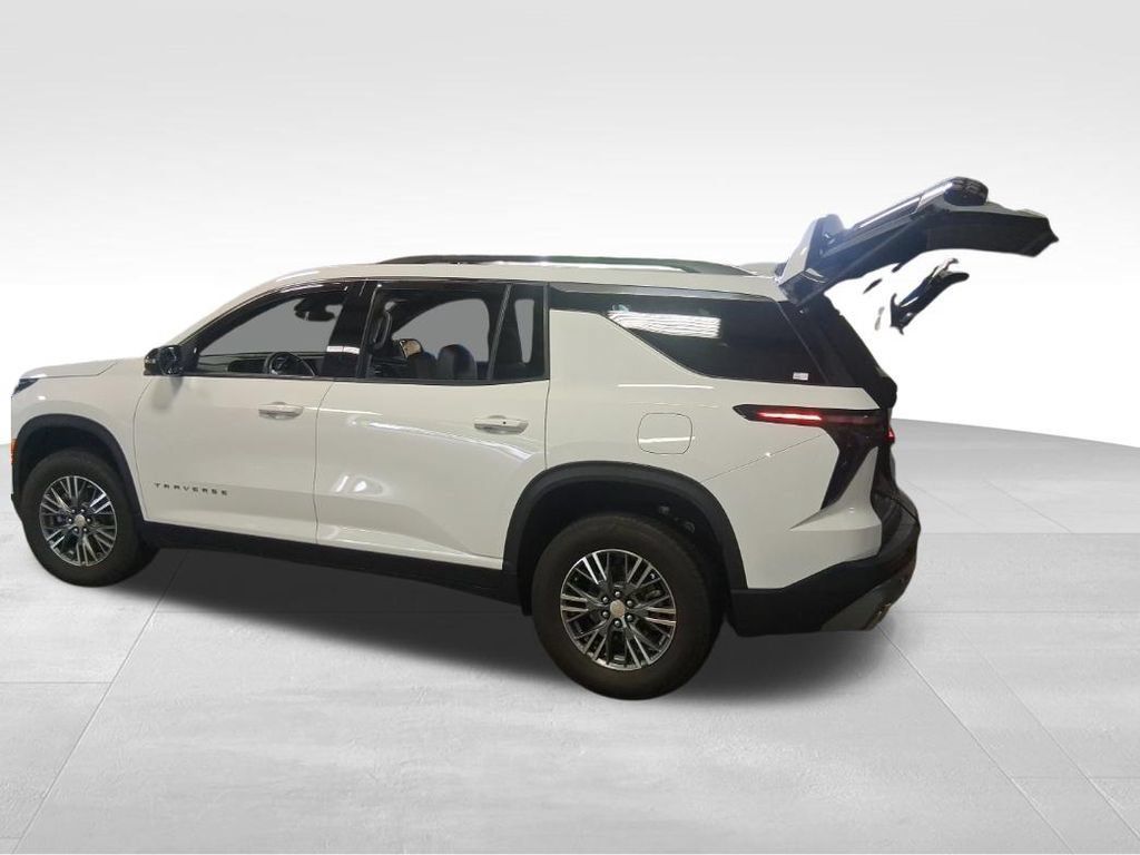 Used 2024 Chevrolet Traverse LT FWD image 3