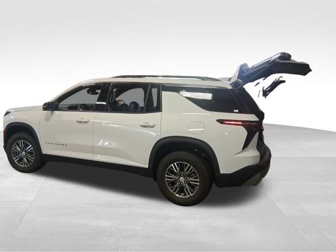 Used 2024 Chevrolet Traverse LT FWD image 3