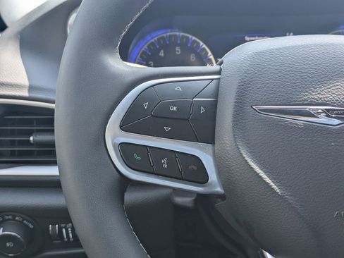 Used 2025 Chrysler Pacifica Select image 22