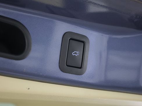 Used 2016 Toyota Highlander Limited w/ Driver Technology Package FWD image 39