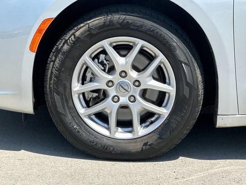 Used 2024 Chrysler Pacifica Touring-L FWD image 27