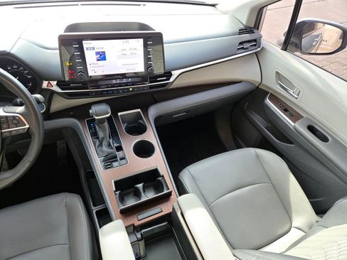 Used 2022 Toyota Sienna XLE image 17